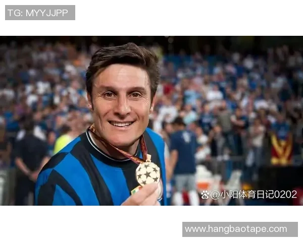 传奇球星足球壁纸展现经典瞬间与独特风采的视觉盛宴 传奇球星足球壁纸展现经典瞬间与独特风采的视觉盛宴