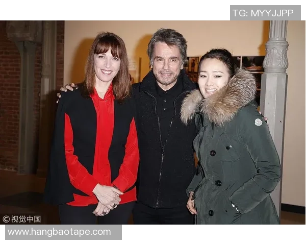 足球巨星与美女亲密合影引发热议 双方甜蜜互动曝光震撼全场