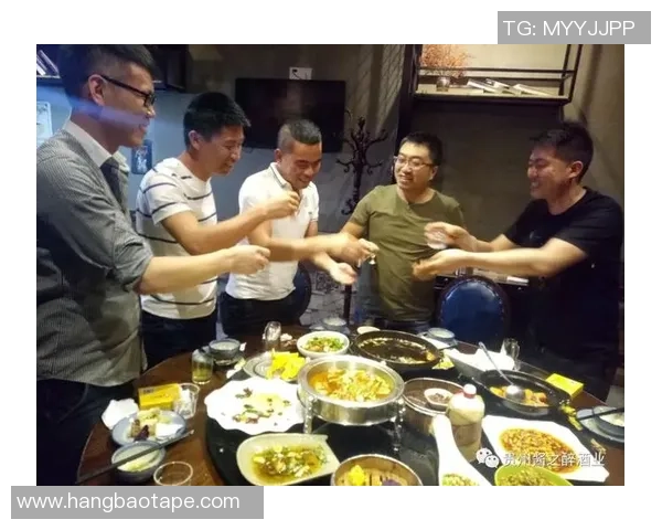 足球球星豪饮白酒引热议展现场外豪放性格魅力